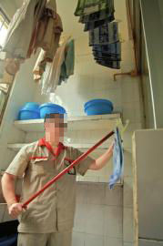 监狱生活非常规律,一切听口令。 监狱生活非常规律,一切听口令。