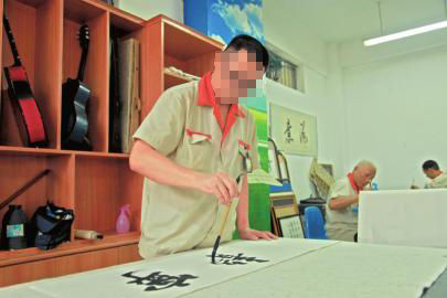 9月3日,锦江监狱,正在服刑的四川省某市原副市长范某。(锦江监狱供图) 9月3日,锦江监狱,正在服刑的四川省某市原副市长范某。(锦江监狱供图)